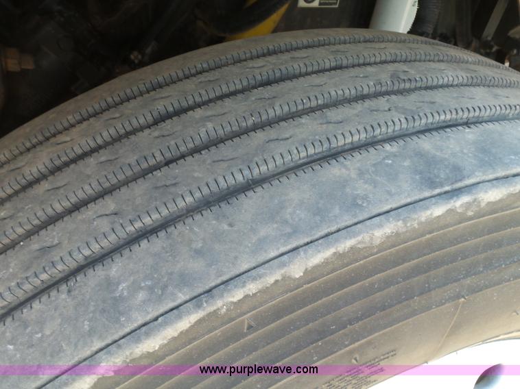 image for item J7526 2004 Peterbilt 379 semi truck