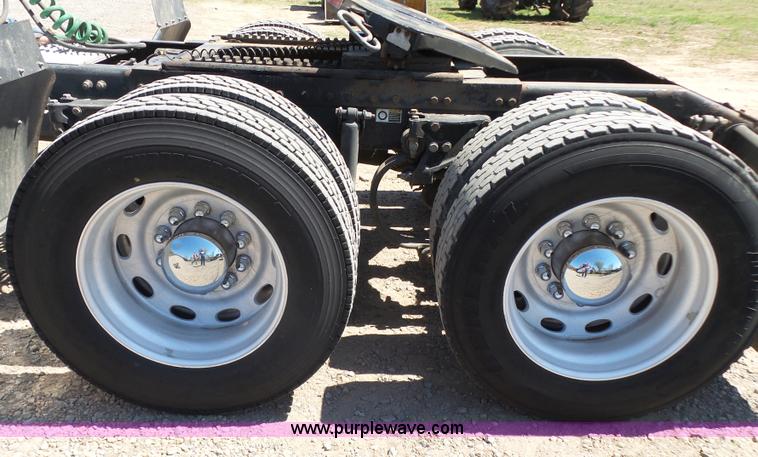 image for item J7526 2004 Peterbilt 379 semi truck