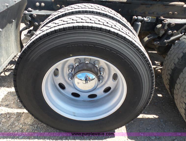 image for item J7526 2004 Peterbilt 379 semi truck