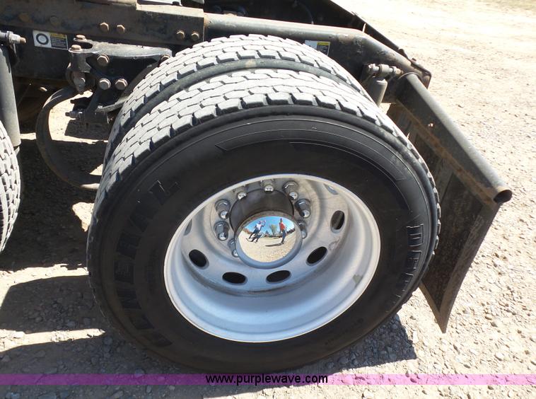 image for item J7526 2004 Peterbilt 379 semi truck