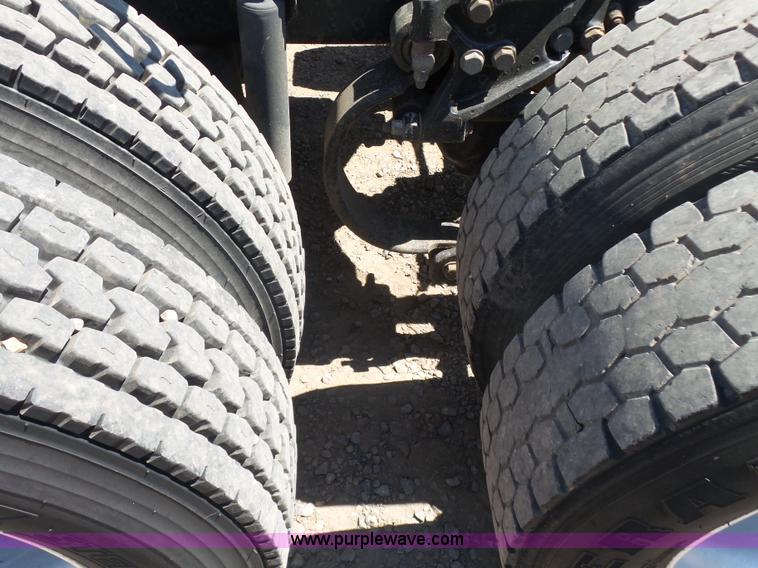 image for item J7526 2004 Peterbilt 379 semi truck