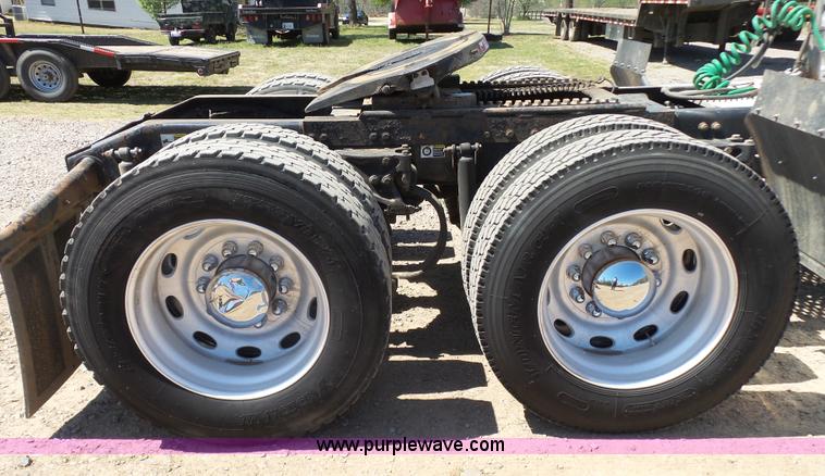 image for item J7526 2004 Peterbilt 379 semi truck