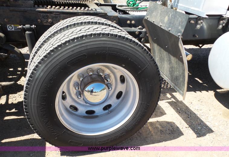 image for item J7526 2004 Peterbilt 379 semi truck