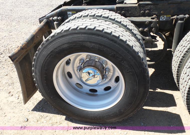 image for item J7526 2004 Peterbilt 379 semi truck