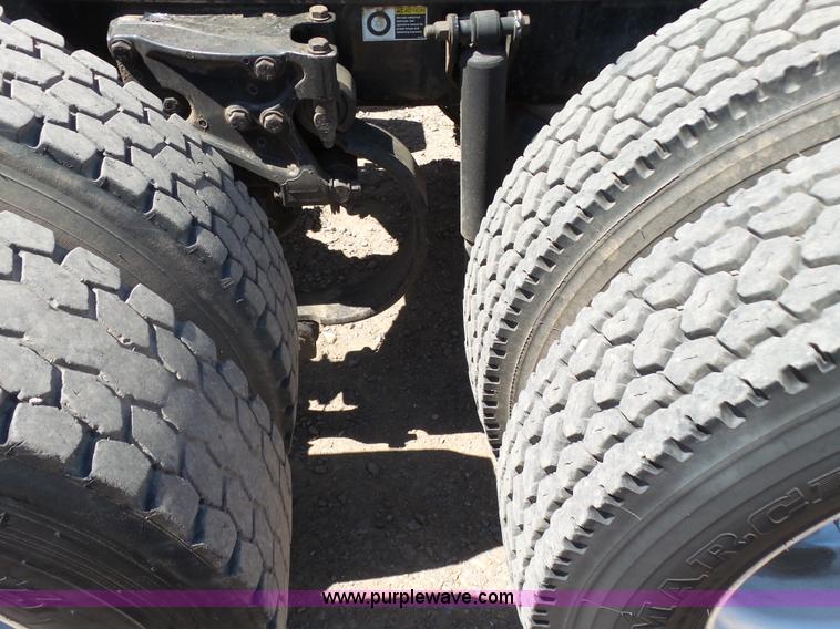 image for item J7526 2004 Peterbilt 379 semi truck