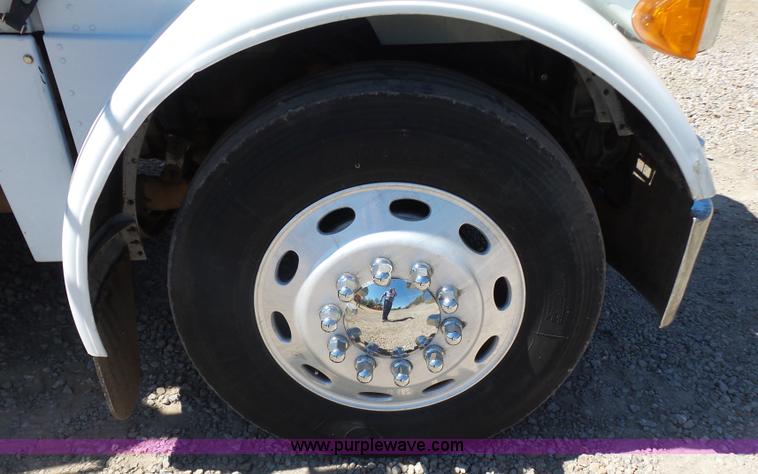 image for item J7526 2004 Peterbilt 379 semi truck