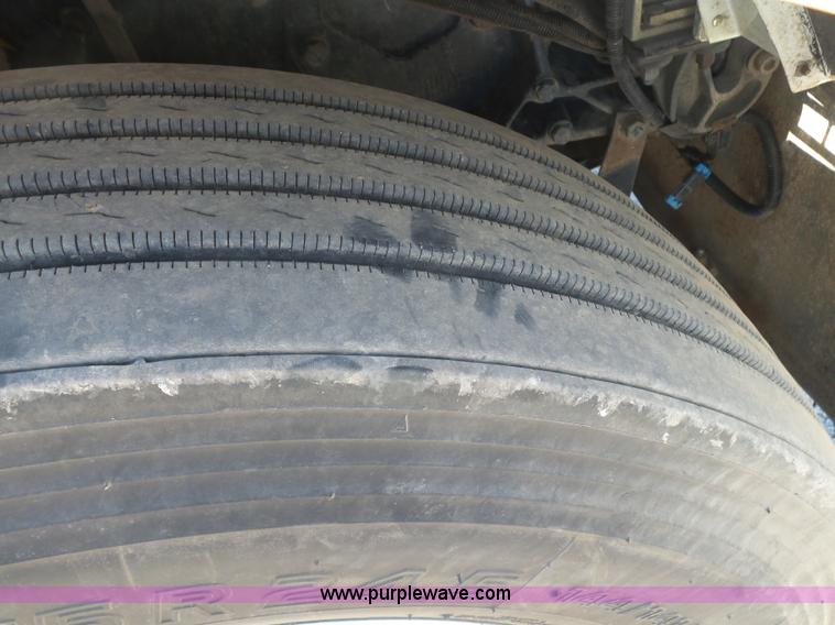 image for item J7526 2004 Peterbilt 379 semi truck