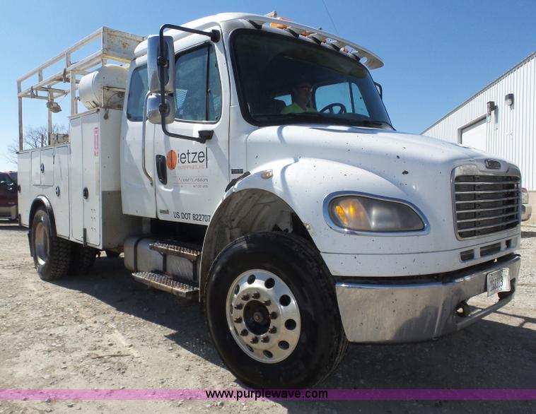 image for item J8965 2006 Freightliner Business Class M2 service truck