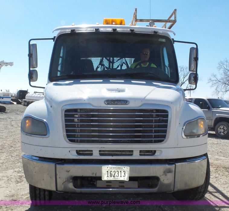 image for item J8965 2006 Freightliner Business Class M2 service truck