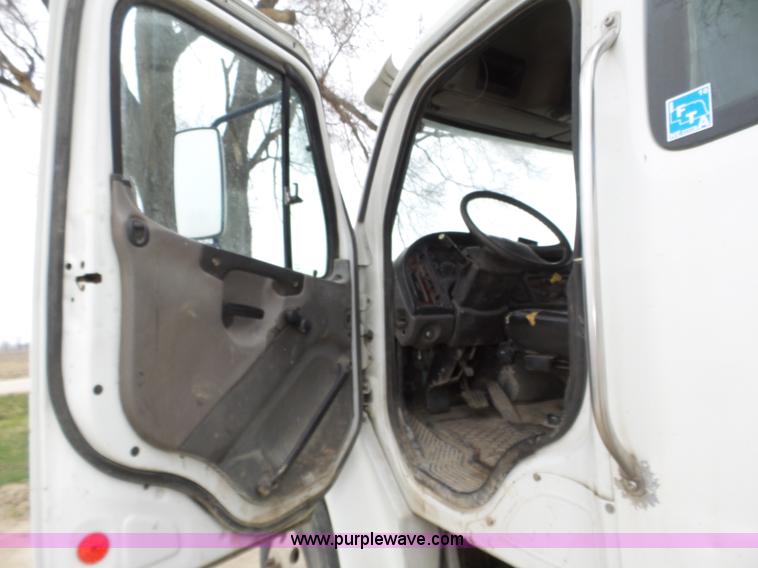 image for item J8965 2006 Freightliner Business Class M2 service truck