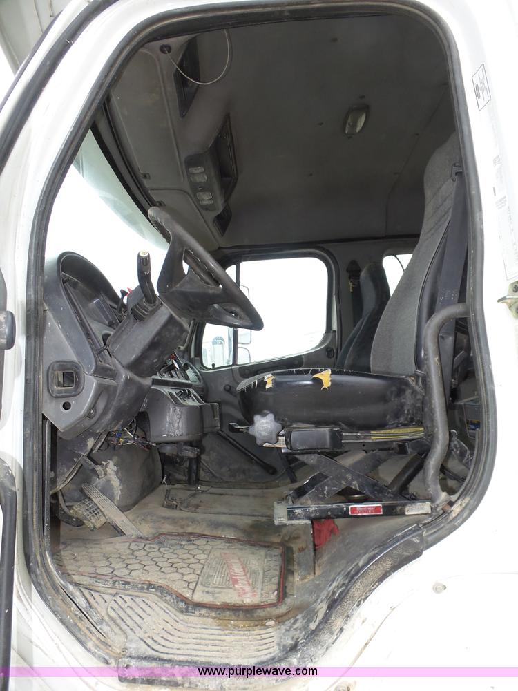 image for item J8965 2006 Freightliner Business Class M2 service truck