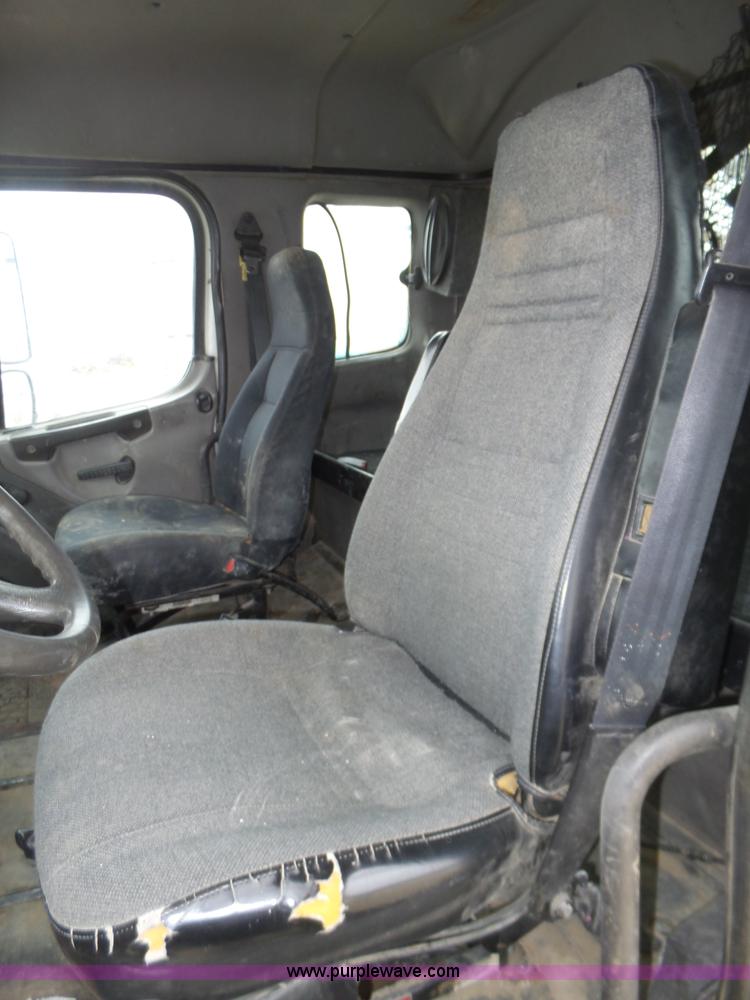 image for item J8965 2006 Freightliner Business Class M2 service truck