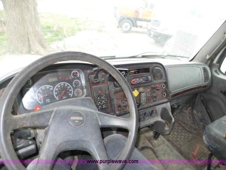 image for item J8965 2006 Freightliner Business Class M2 service truck