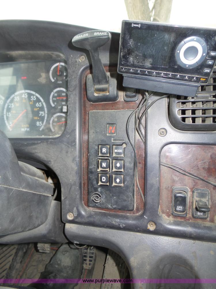 image for item J8965 2006 Freightliner Business Class M2 service truck