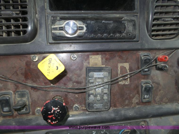 image for item J8965 2006 Freightliner Business Class M2 service truck