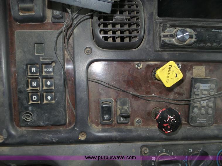 image for item J8965 2006 Freightliner Business Class M2 service truck