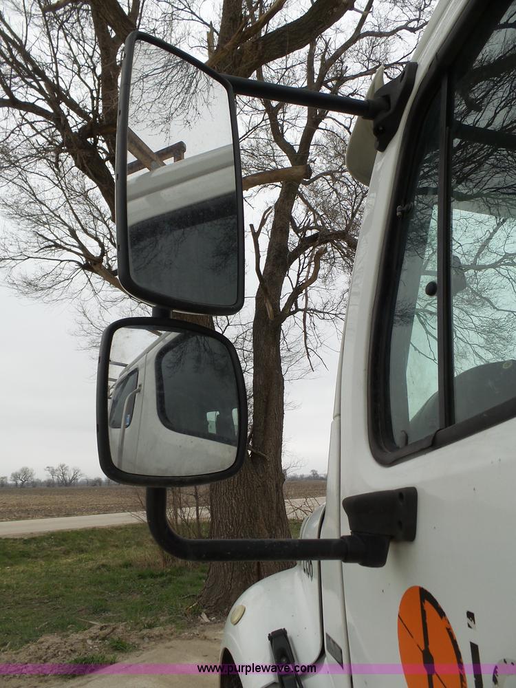 image for item J8965 2006 Freightliner Business Class M2 service truck