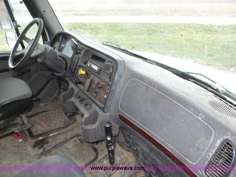 image for item J8965 2006 Freightliner Business Class M2 service truck