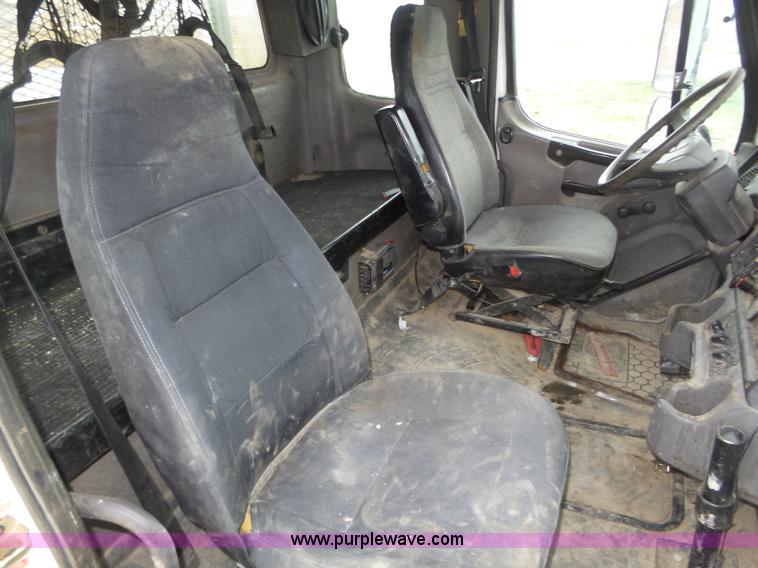 image for item J8965 2006 Freightliner Business Class M2 service truck