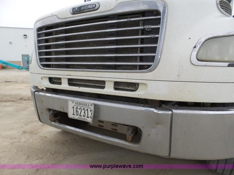 image for item J8965 2006 Freightliner Business Class M2 service truck