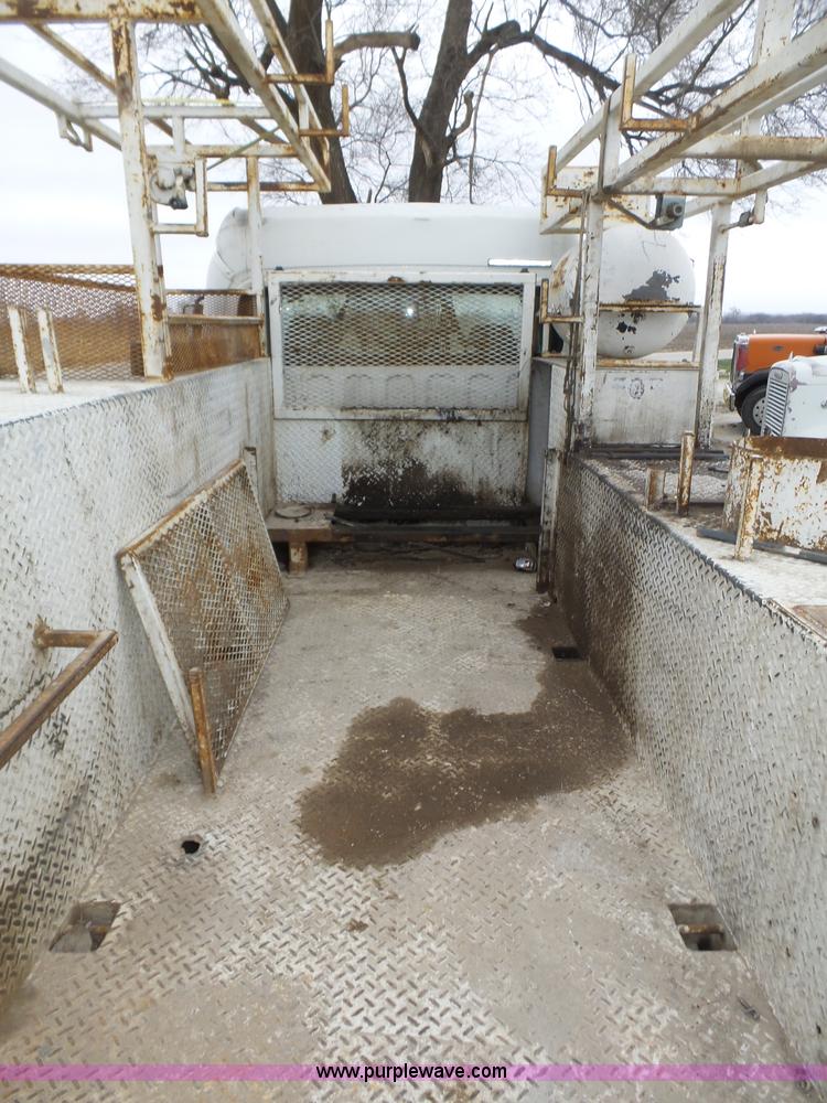 image for item J8965 2006 Freightliner Business Class M2 service truck