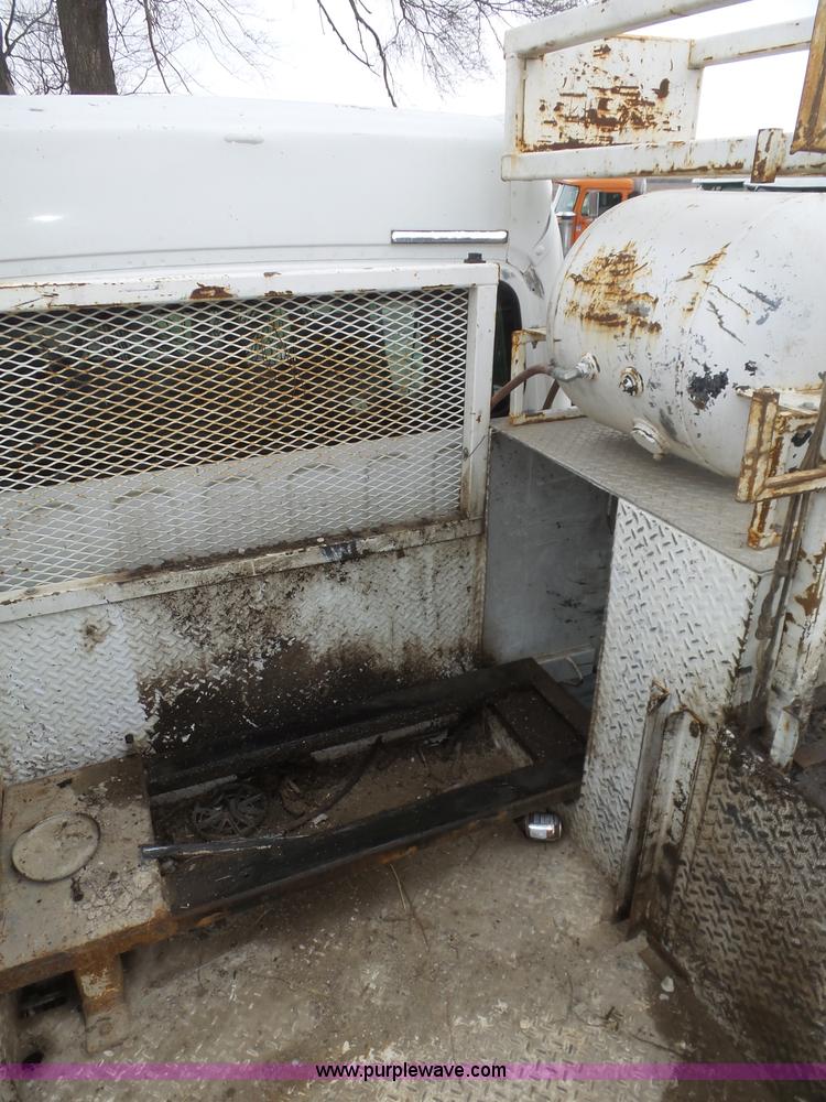 image for item J8965 2006 Freightliner Business Class M2 service truck