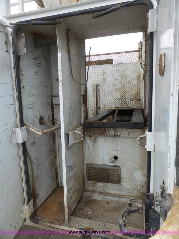 image for item J8965 2006 Freightliner Business Class M2 service truck