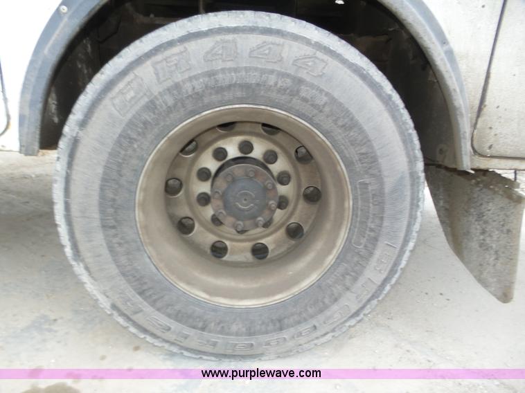 image for item J8965 2006 Freightliner Business Class M2 service truck