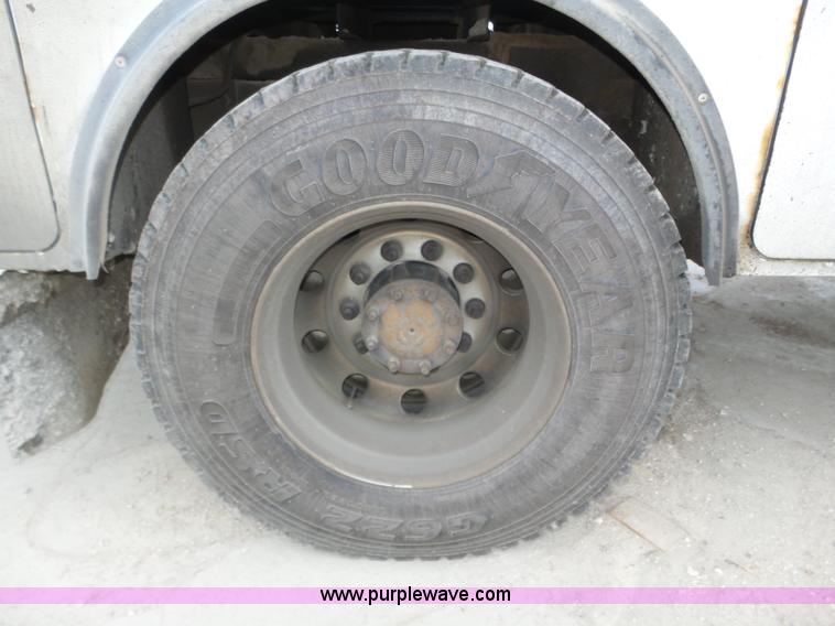 image for item J8965 2006 Freightliner Business Class M2 service truck