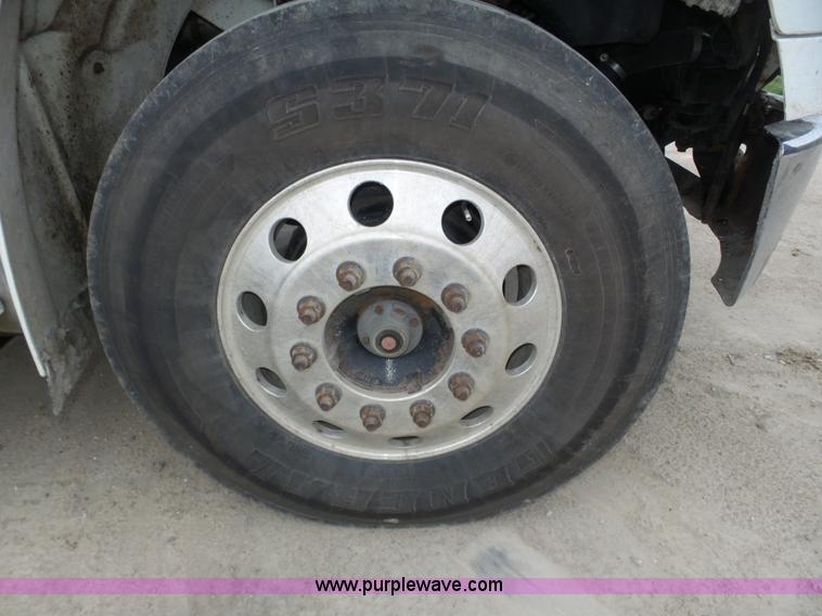 image for item J8965 2006 Freightliner Business Class M2 service truck