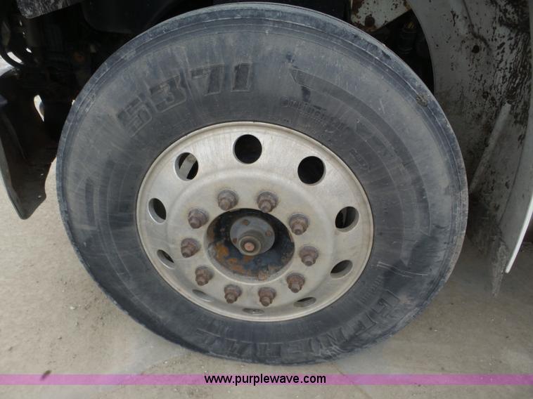 image for item J8965 2006 Freightliner Business Class M2 service truck