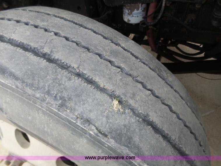 image for item J8965 2006 Freightliner Business Class M2 service truck