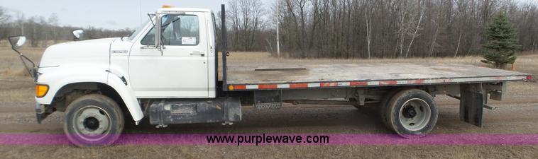 image for item K4632 1998 Ford F800 flatbed truck