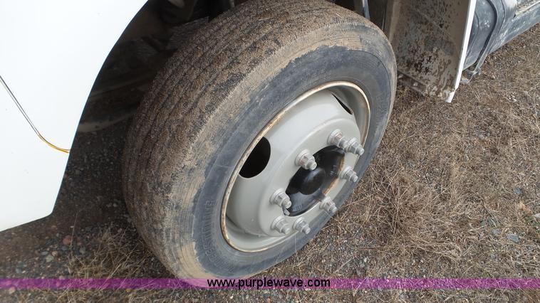 image for item K4632 1998 Ford F800 flatbed truck