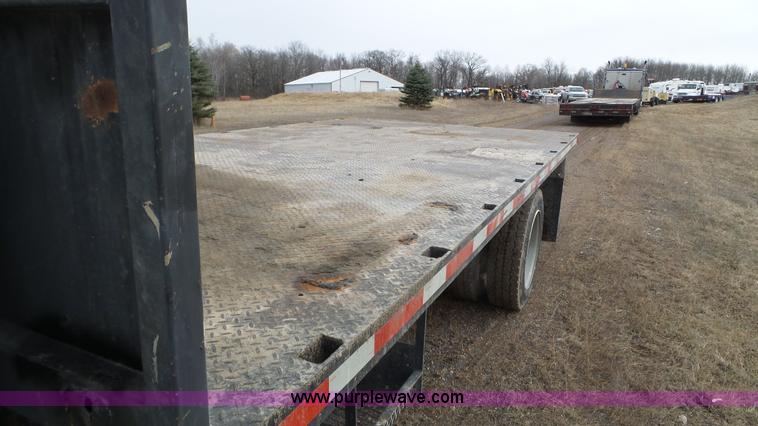 image for item K4632 1998 Ford F800 flatbed truck