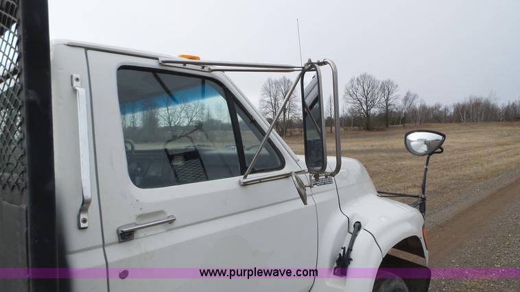image for item K4632 1998 Ford F800 flatbed truck