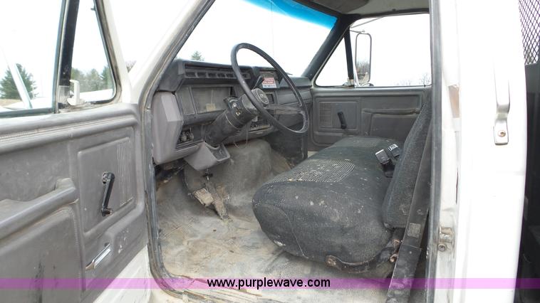 image for item K4632 1998 Ford F800 flatbed truck