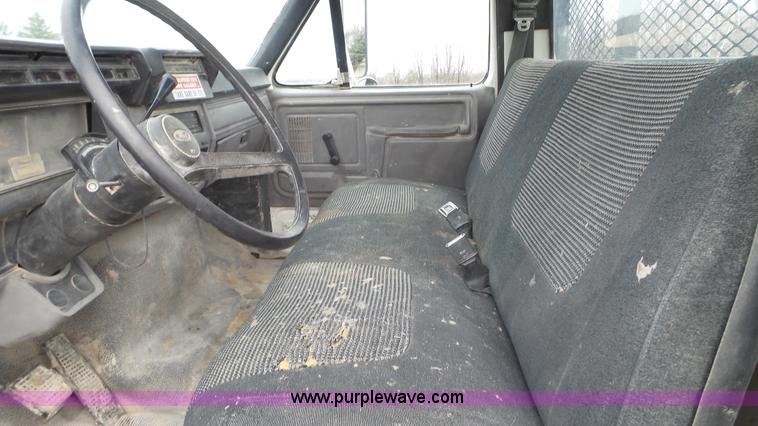 image for item K4632 1998 Ford F800 flatbed truck