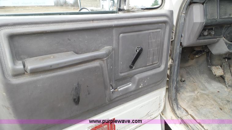 image for item K4632 1998 Ford F800 flatbed truck