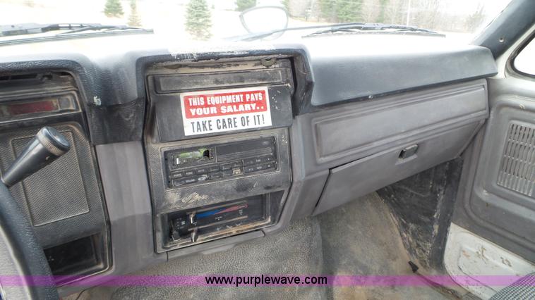 image for item K4632 1998 Ford F800 flatbed truck