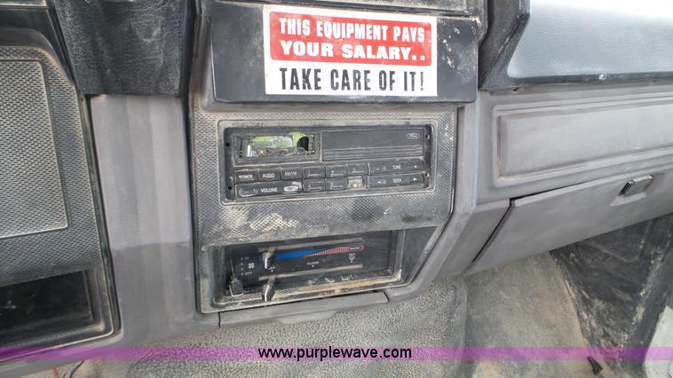 image for item K4632 1998 Ford F800 flatbed truck