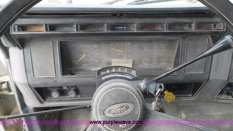 image for item K4632 1998 Ford F800 flatbed truck