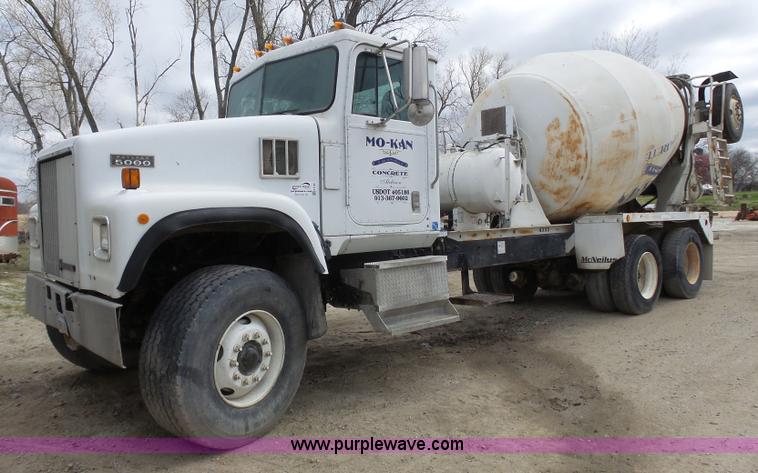 image for item K5182 1996 International 5070 mixer truck