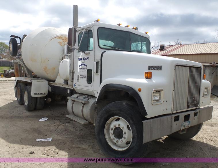 image for item K5182 1996 International 5070 mixer truck