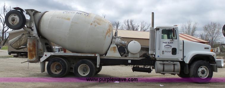 image for item K5182 1996 International 5070 mixer truck