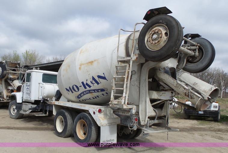 image for item K5182 1996 International 5070 mixer truck