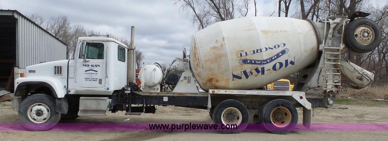 image for item K5182 1996 International 5070 mixer truck