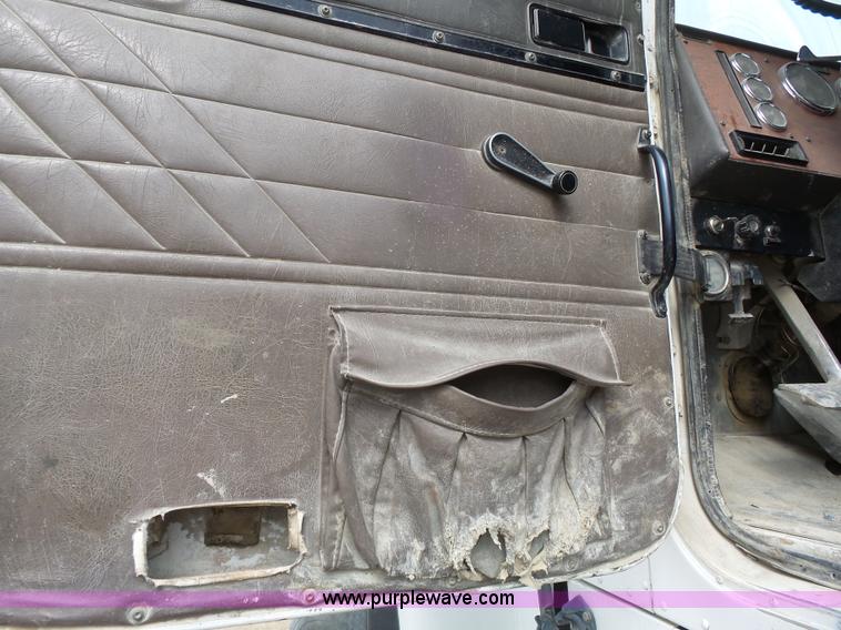 image for item K5182 1996 International 5070 mixer truck