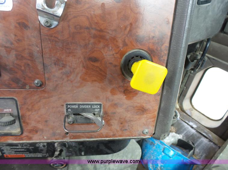 image for item K5182 1996 International 5070 mixer truck