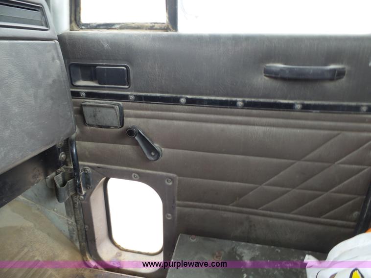 image for item K5182 1996 International 5070 mixer truck